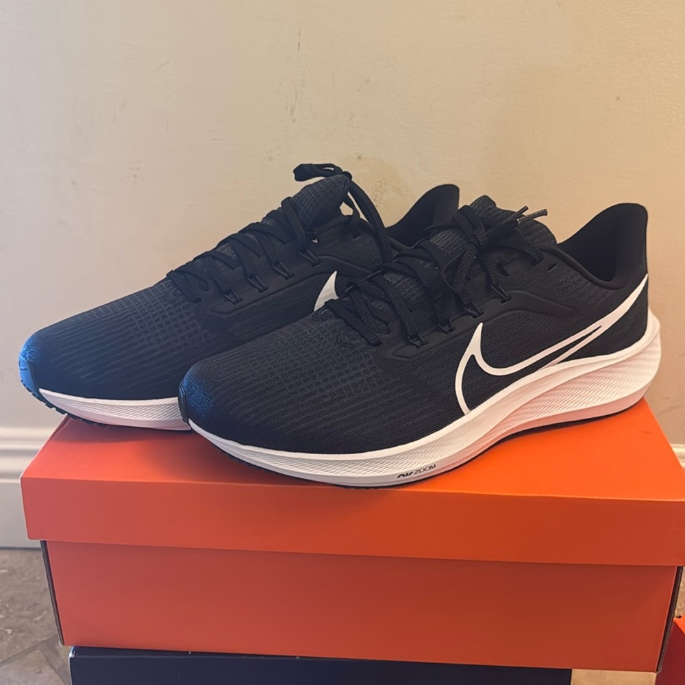 NWT NIKE air zoom pegasus 39 4e size 13 in Black/white